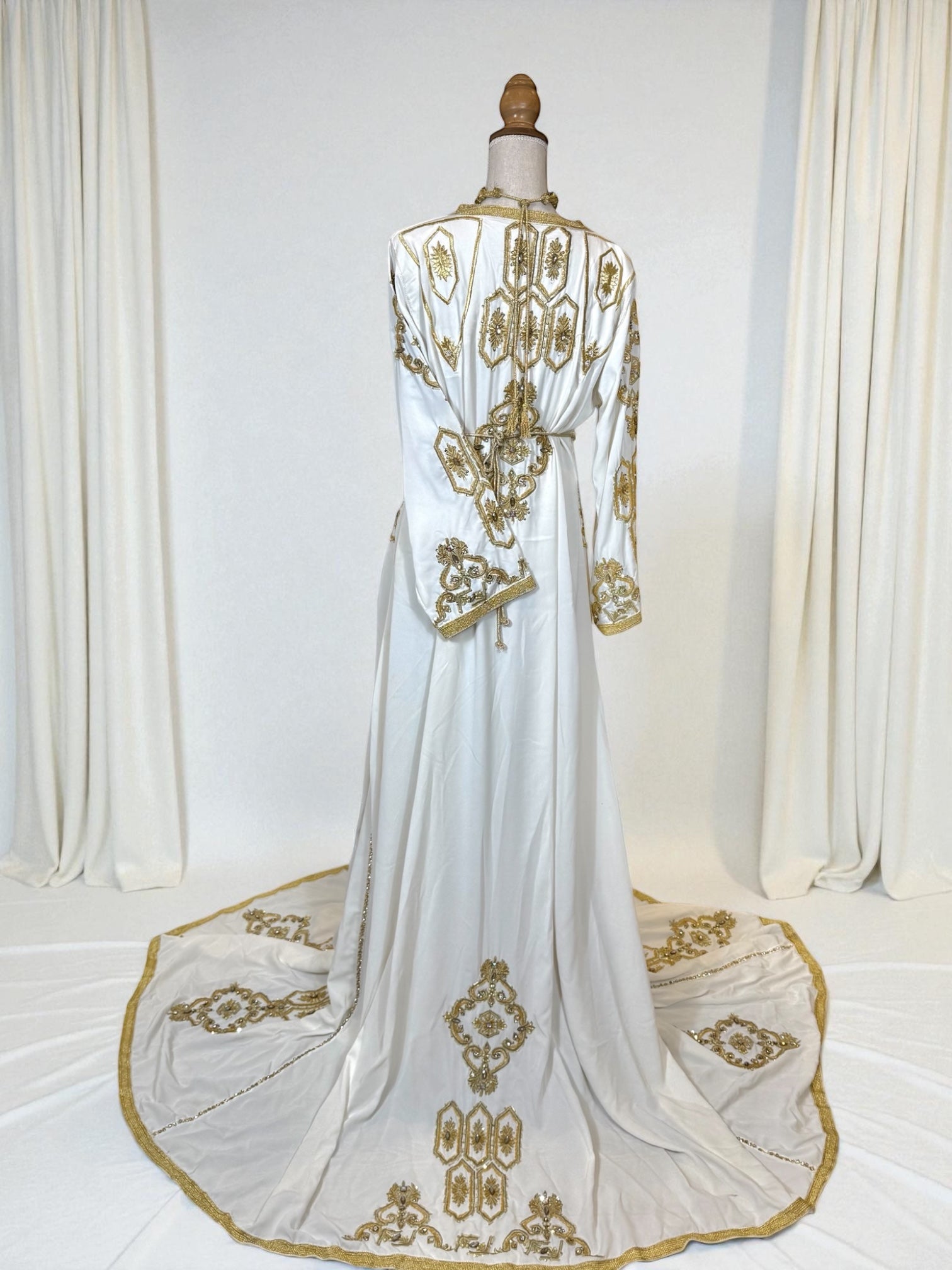 Robe - White and Gold